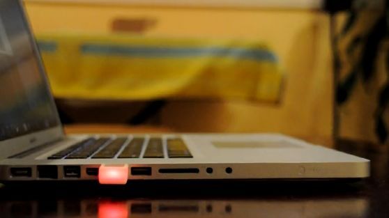 Via an on-screen interface, users can control the color, brightness, and blink pattern of the blink(1)