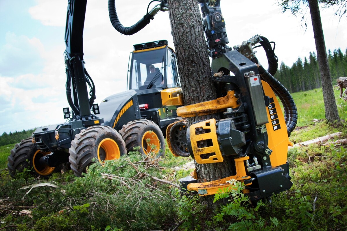 Ponsse H7 harvesting head: quick, safe, controlled tree felling