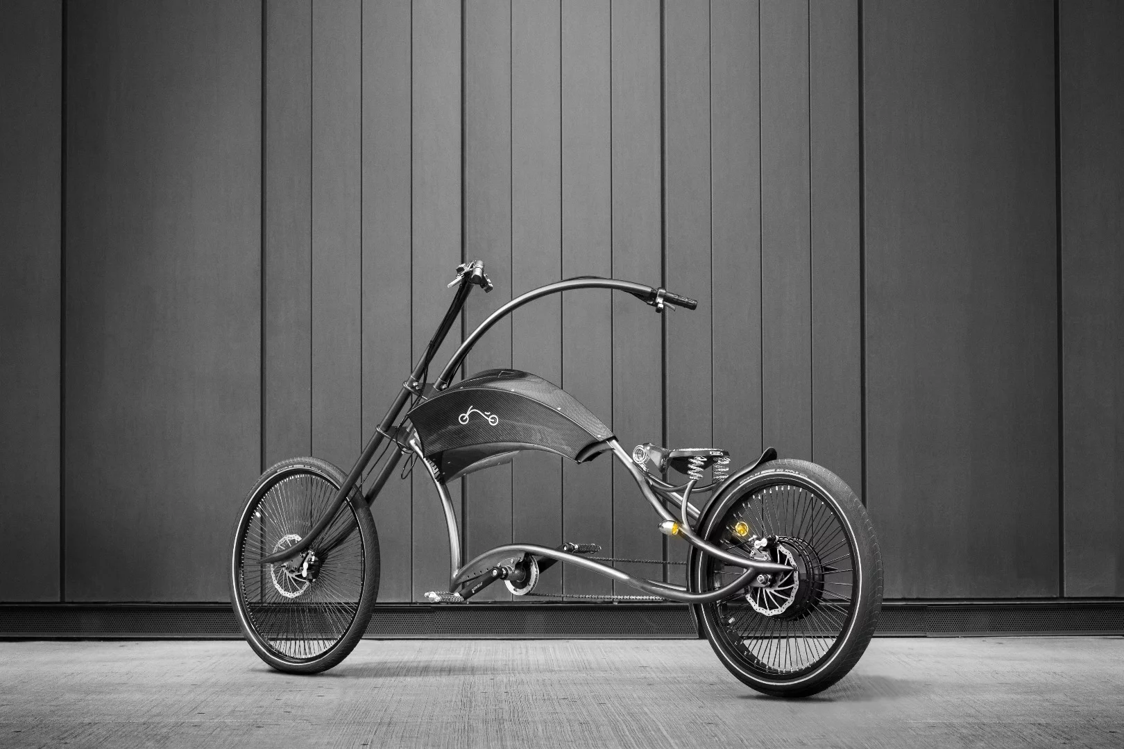 If you think the Archont looks long, you're not imagining things – the extra-large model measures 3 meters (9.8 ft) from tip to tail, and weighs 55 kg (121 lb)