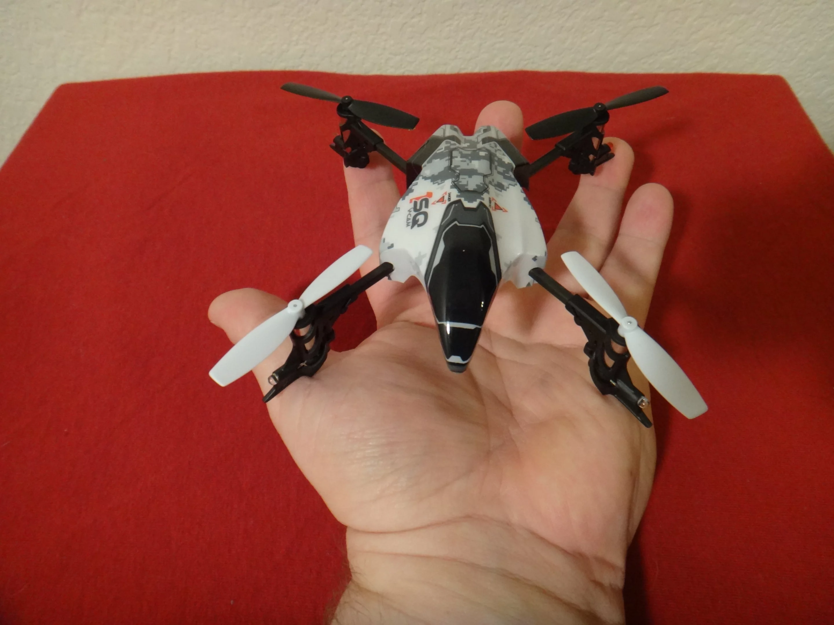 The frame and blades are all made of lightweight plastic, giving it an overall weight of just 32.9 g without the battery