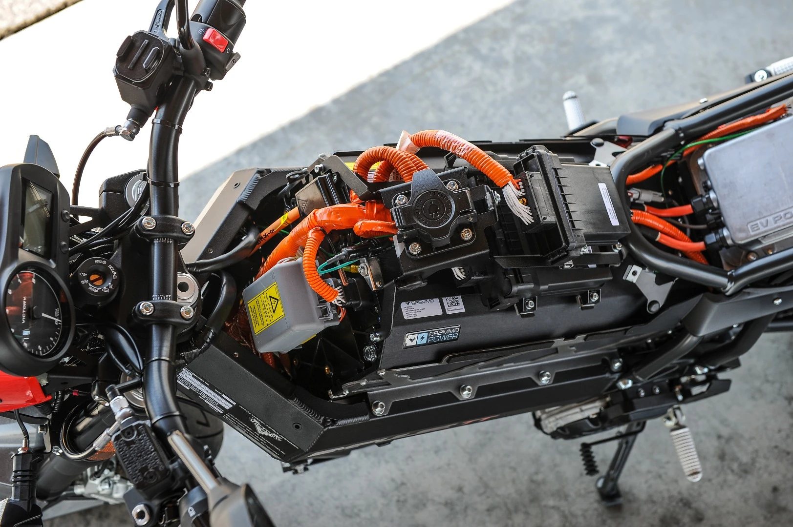 The twin-spar aluminum frame accomodates the Lithium ion battery pack