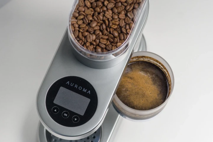 The Auroma One features a temperature sensor, dissolved coffee sensor, and an embedded scale in addition to accessible water reservoir and filter cavity