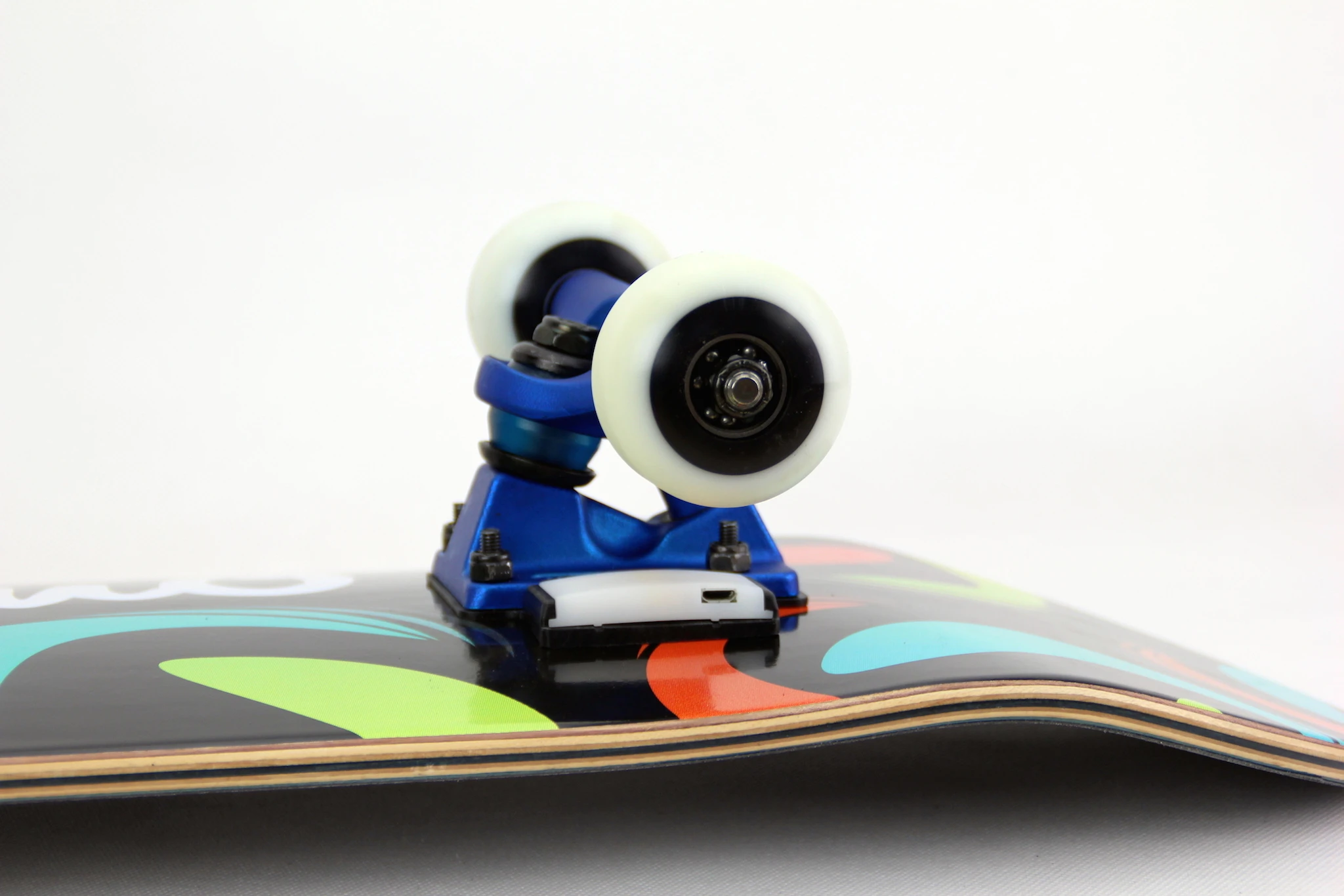 With an accelerometer, gyroscope, microcontroller and Bluetooth 4.0 module built-in, the device is designed to replace the riser pad