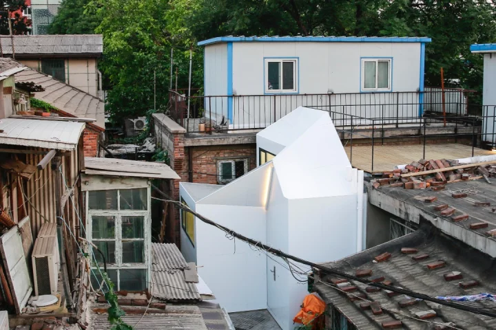 Mrs. Fan's Plugin House cost the equivalent of around US$10,000, which PAO says is 30 times cheaper than a typical Beijing apartment