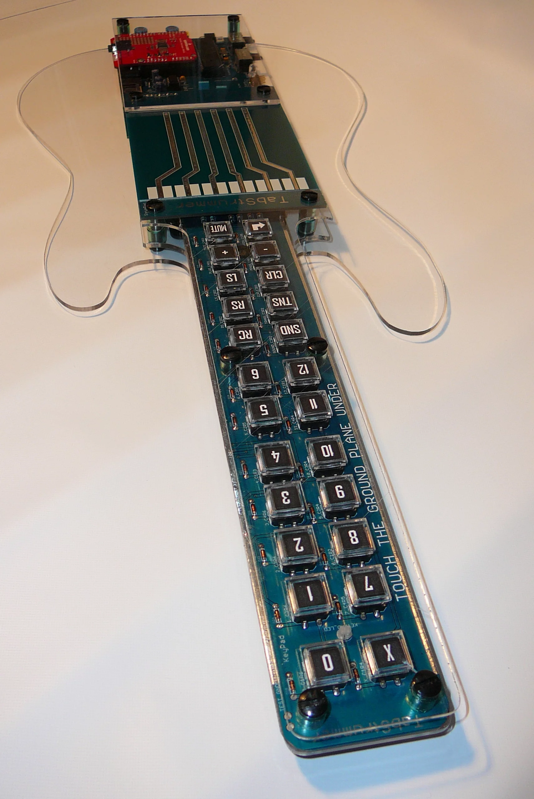 To program a chord, a user could, for example, mute the bottom E string, then press button number 2 for the A string, then 2 again for the D string, followed by 1 for the G string, then 0 or mute for the remaining two strings