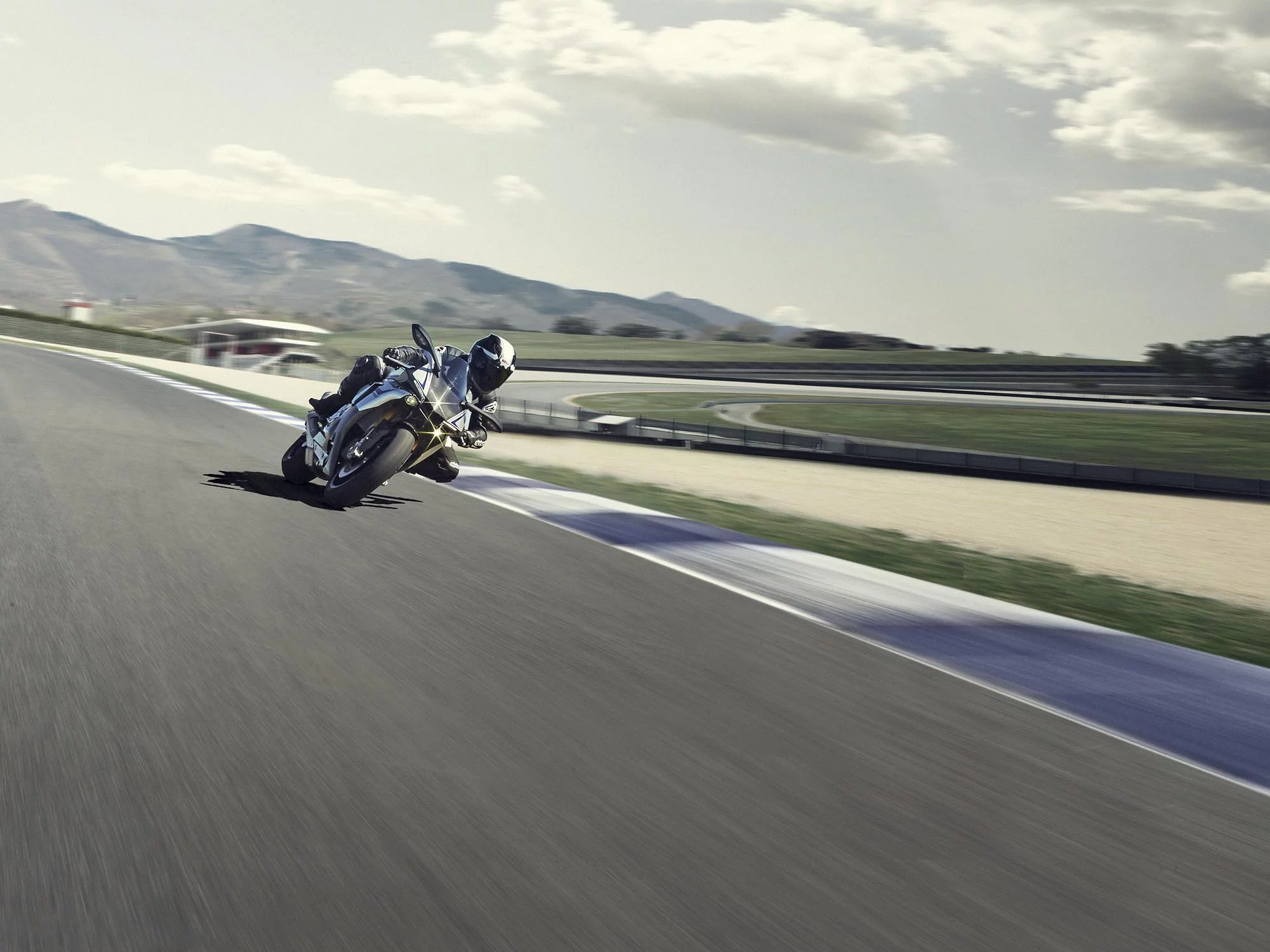 2015 Yamaha R1M - in action on the racetrack