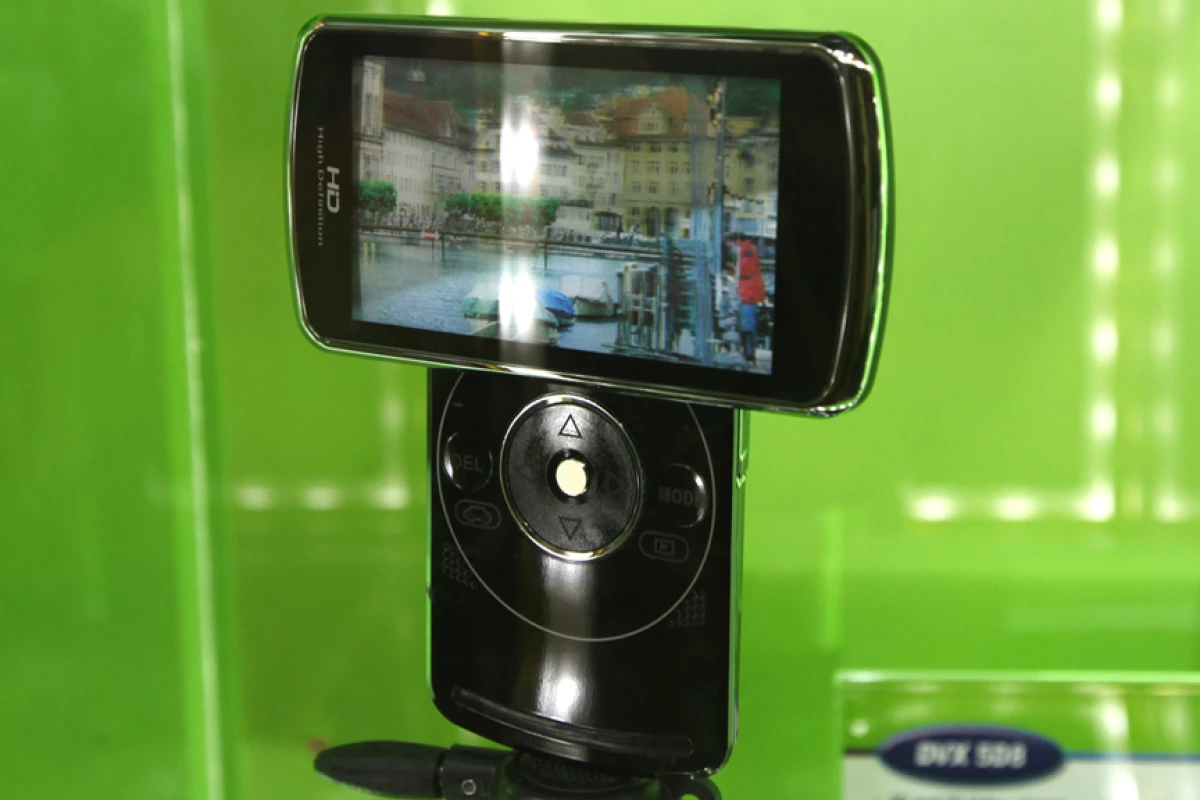 The unique form-factor of the DVX-5D8 3D camcorder from DXG