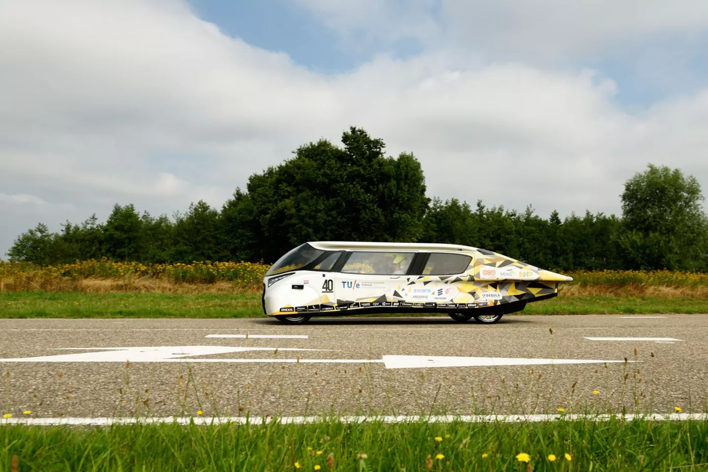 Materials such as carbon fiber and aluminum are used to keep the Stella Lux's weight down to just 375 kg (827 lb)