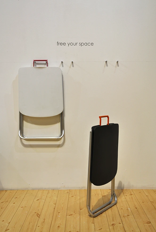 Collapsible chair hangs on the wall to save space (Photo: Edoardo Campanale/Gizmag.com)