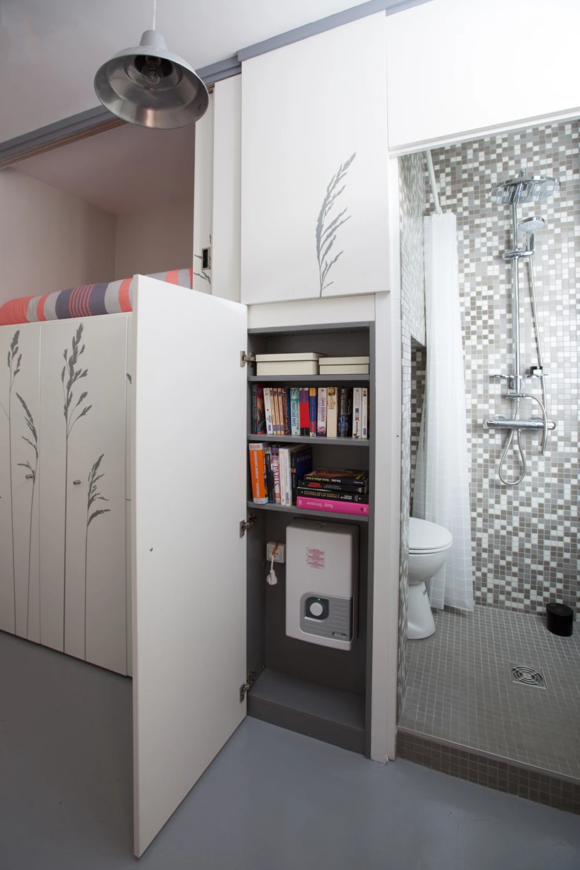 The boiler cupboard and bookcase are hidden behind a door (Photo: Fabienne Delafraye)