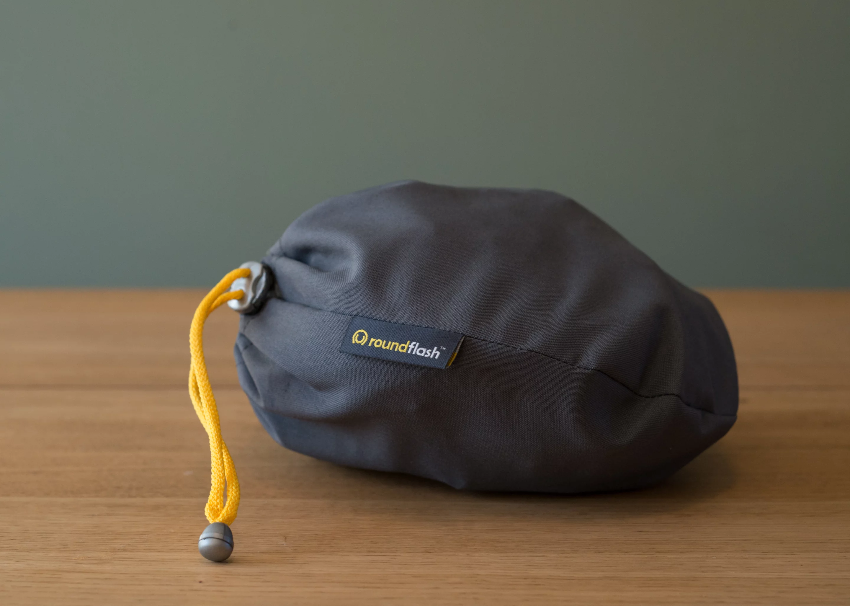 The RoundFlash Ring folds down into a bag which measures just 20 x 16 cm (7.9 x 6.3 in) (Photo: Simon Crisp/Gizmag.com)