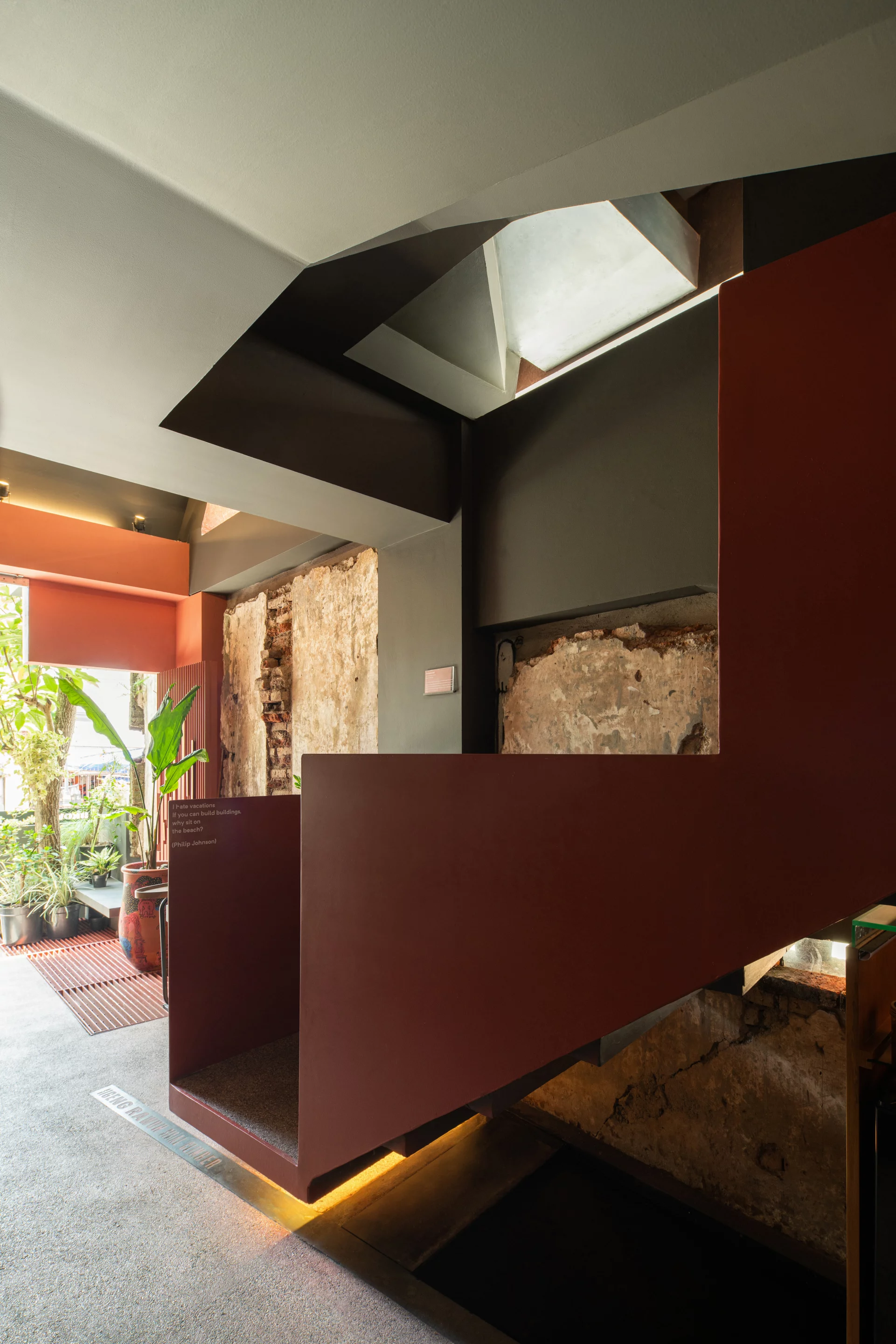 PituRooms' interior measures 28.5 sq m (306 sq ft) and it includes a compact hotel lobby on the ground floor