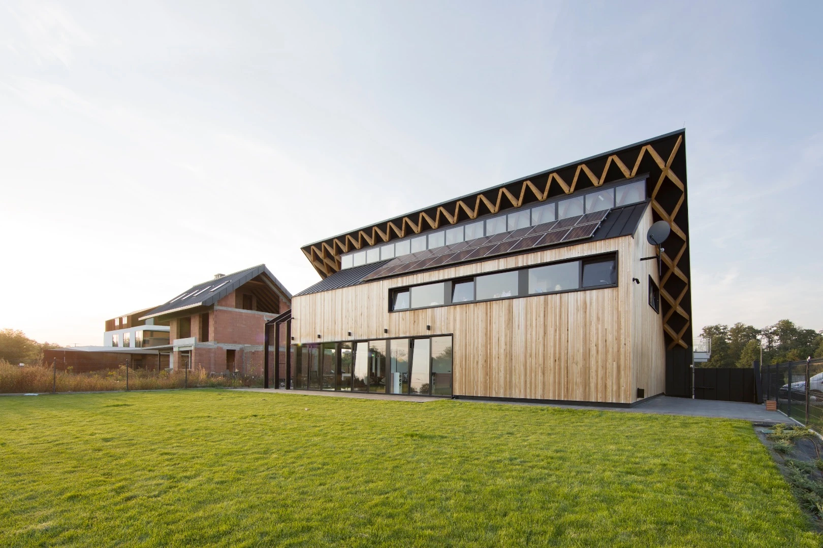 House behind the Roof's solar panels reduce its grid-based electricity usage