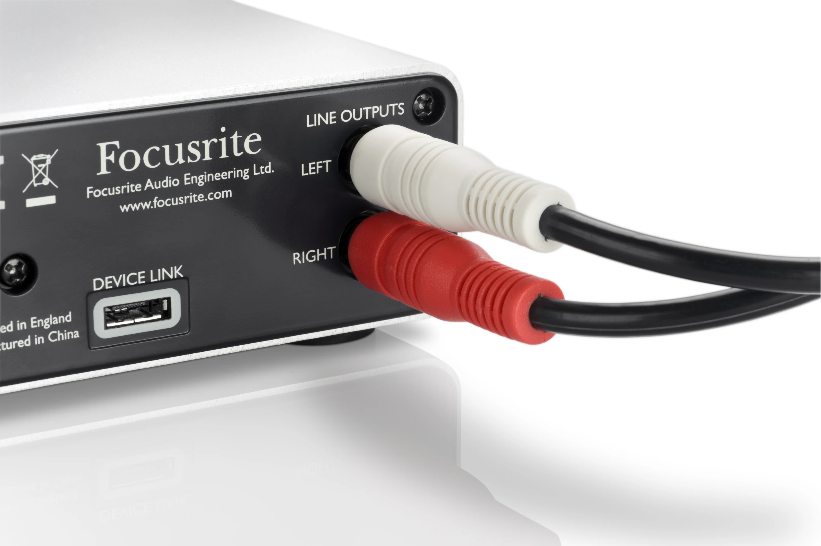 The left/right unbalanced RCA Phono monitor outputs allow for connection to external speaker systems