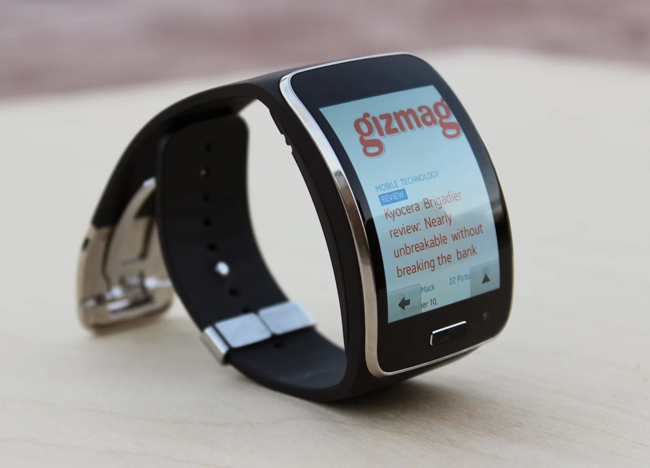 Another look at the curved display (Photo: Will Shanklin/Gizmag.com)