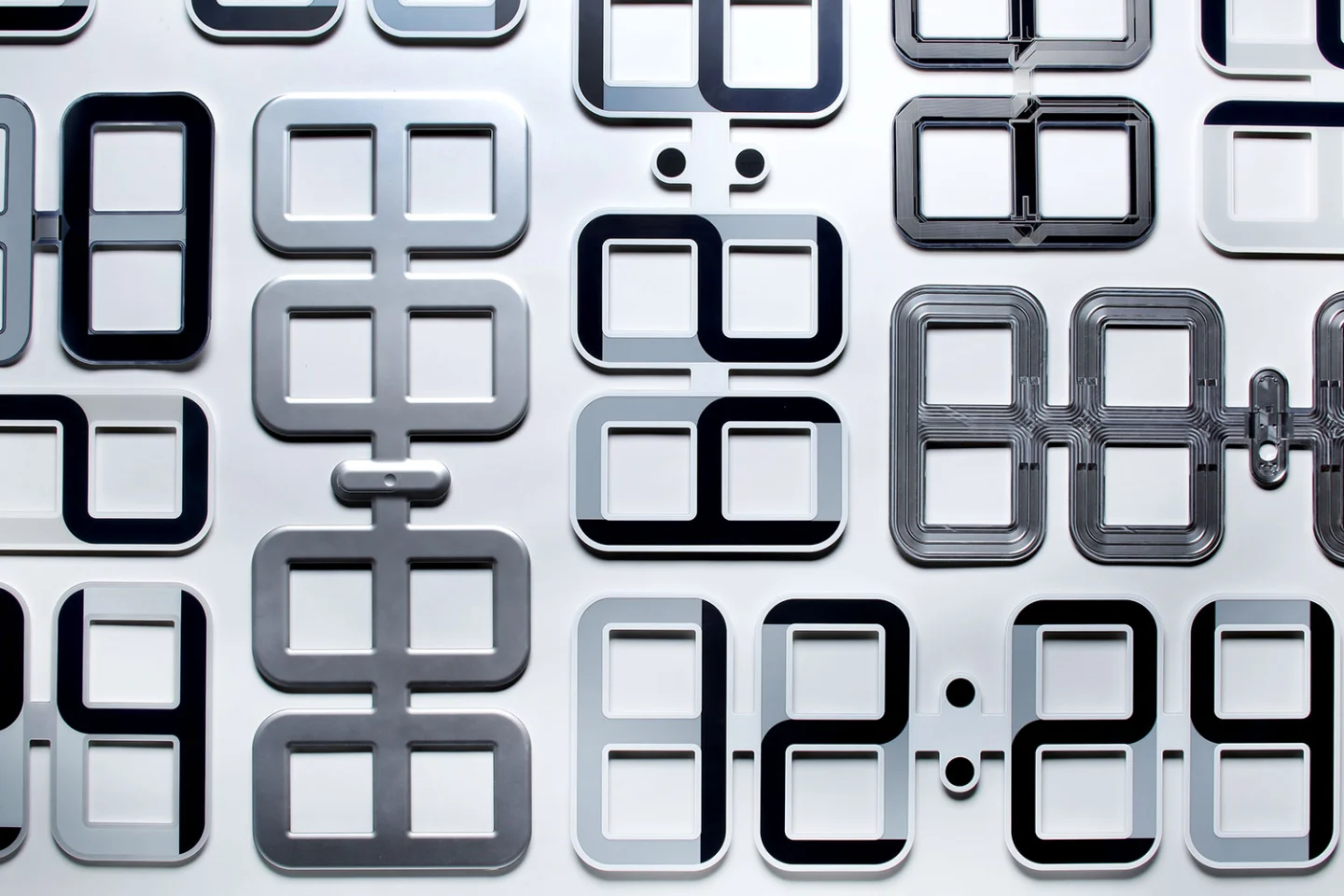 Despite its huge span, the ClockONE is ultrathin and extremely light