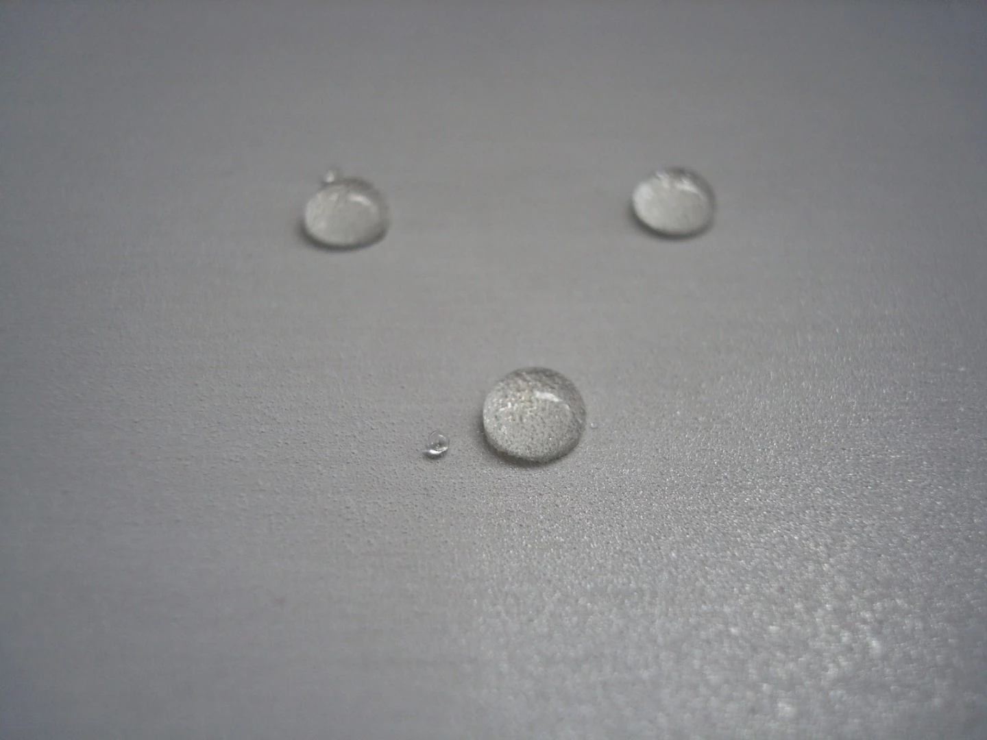 When oil is applied to stainless steel that's coated with the varnish, it beads off instead of sticking