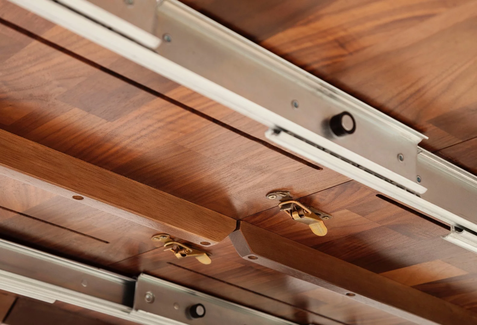 A closer look at the extender rails underneath the table