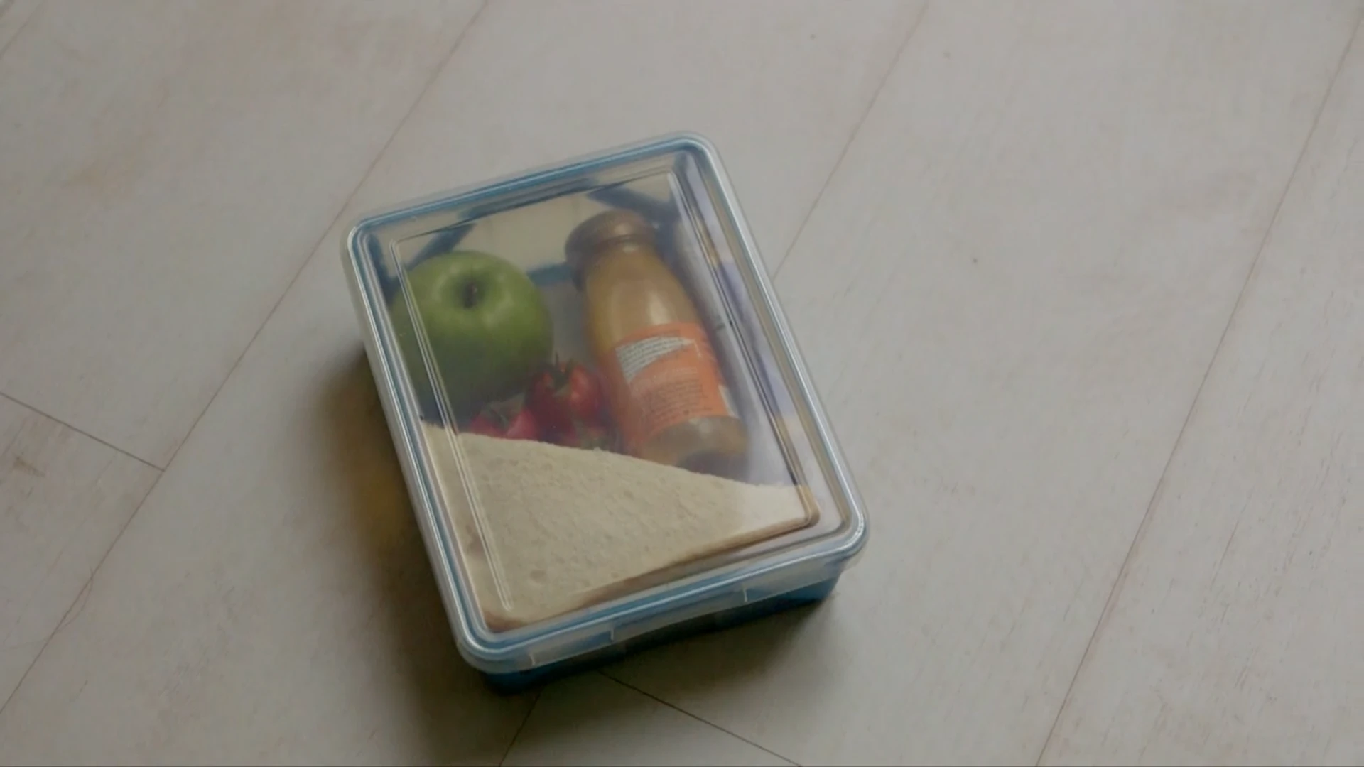 When flat-packed, the container measures only 21 mm (0.82 in)