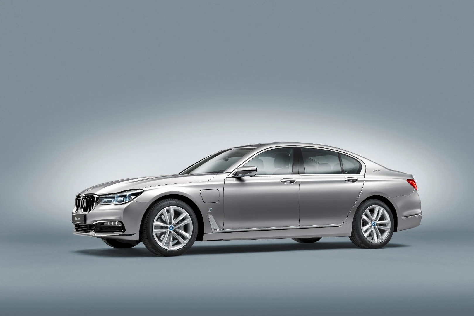 The standard wheelbase, rear-drive 740e iPerformance has provisional fuel economy figures of 2.1 liters per 100 kilometers (112 mpg) and 49 grams per km in CO2 emissions
