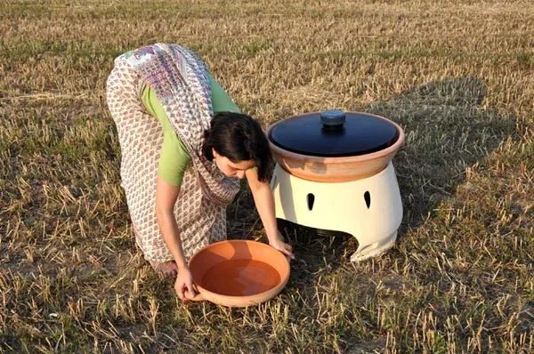 The fresh water collects in a basin that can be carried on the head (Image: Gabriele Diamanti)