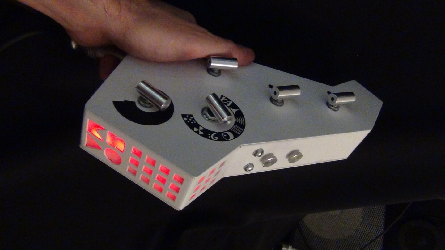 Cylindrical knobs on the Pipe's right side tweak parameters, select the active algorithm and control volume