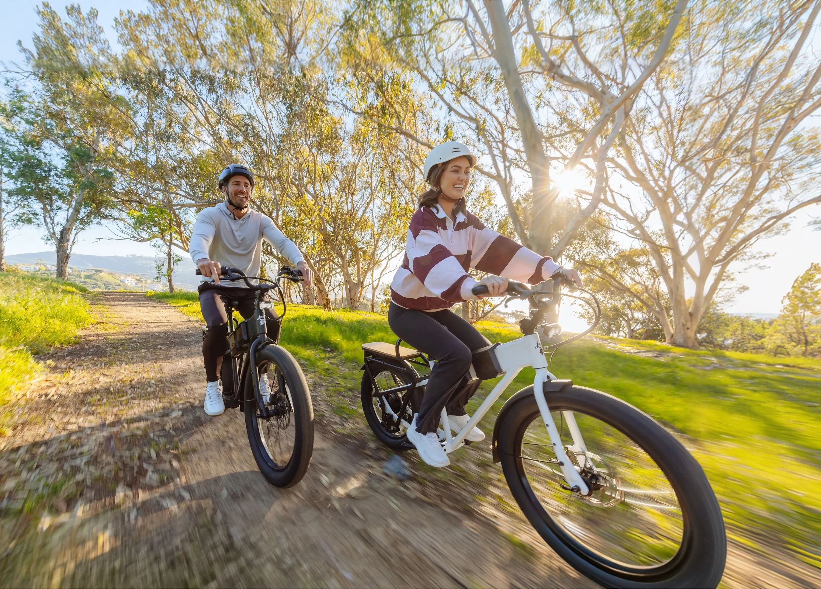 A "mullet" setup puts a larger 24-inch wheel in front for rolling over rough pavement, paired with a smaller 20-inch rear wheel that lowers the cargo platform for better stability when the rack is loaded