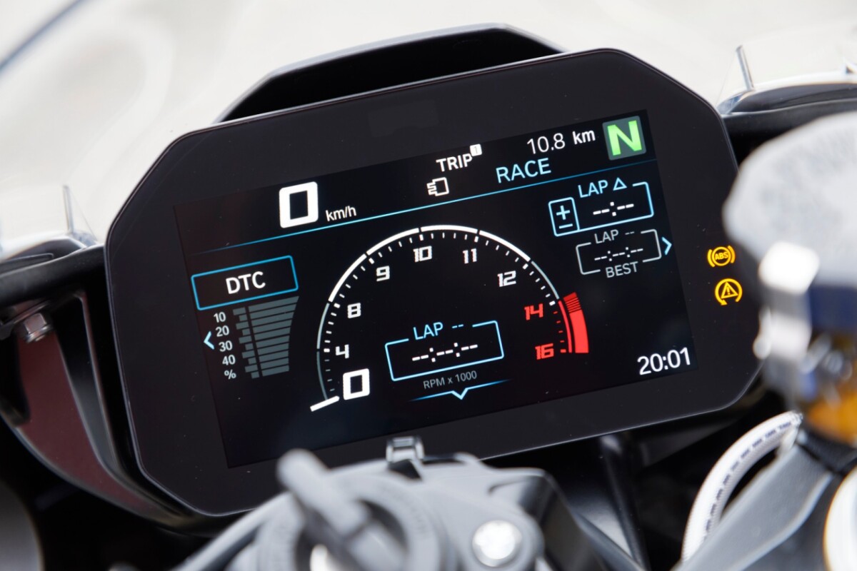 2019 BMW S1000RR: new TFT dash