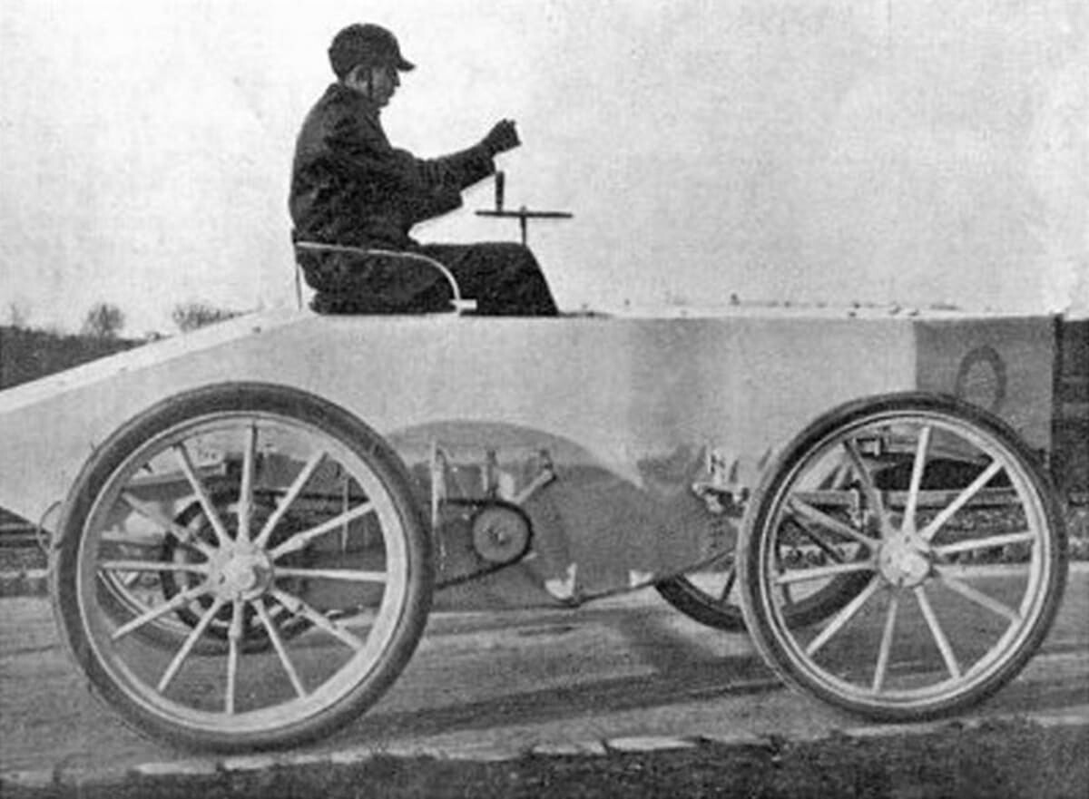 Count Gaston de Chasseloup-Laubat and the "Jeantaud Duc Profilée," with which he took the record back with a run of 92.7 km/h (57.6 mph) on 4 March 1899
