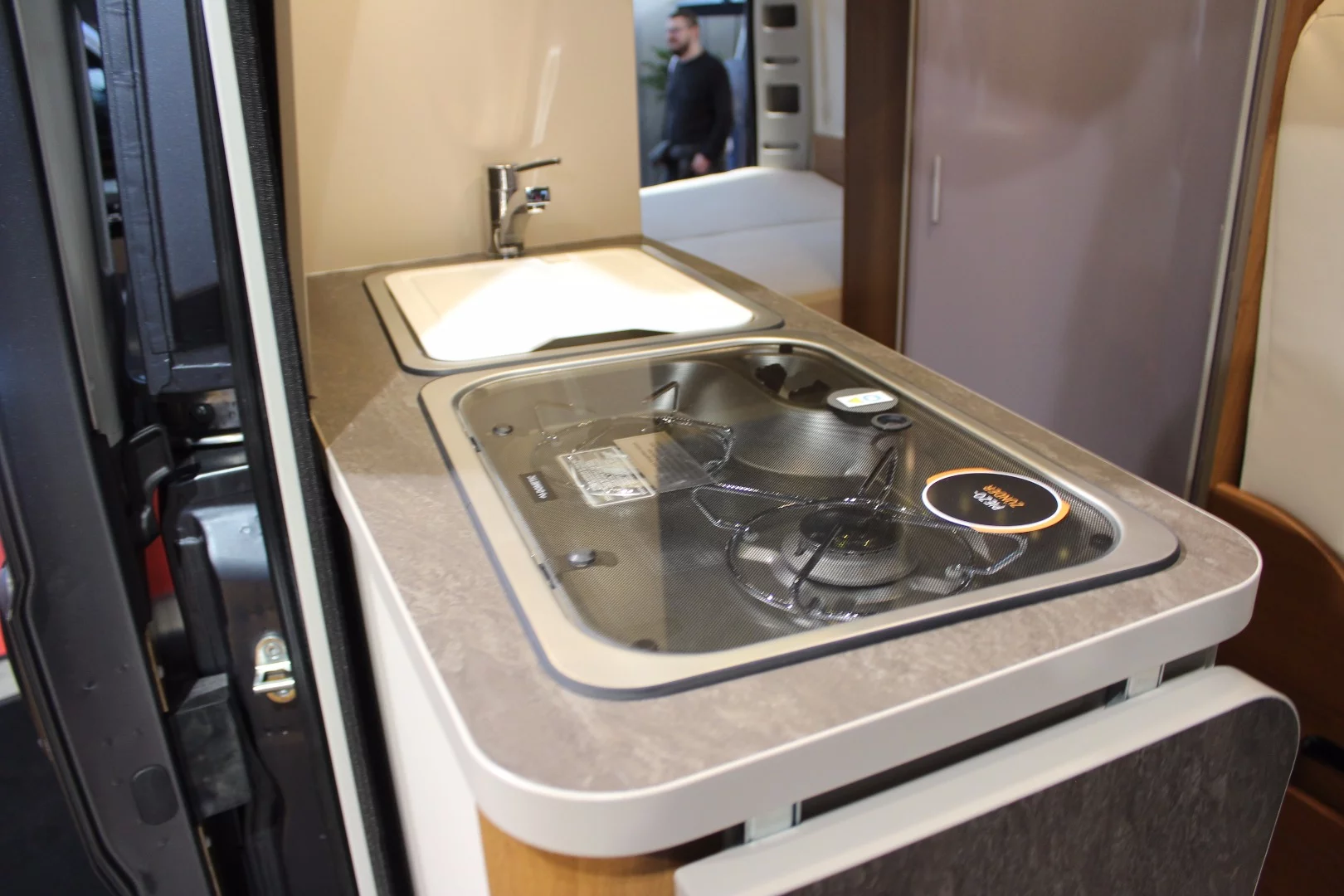 VanTourer 600 D kitchen area