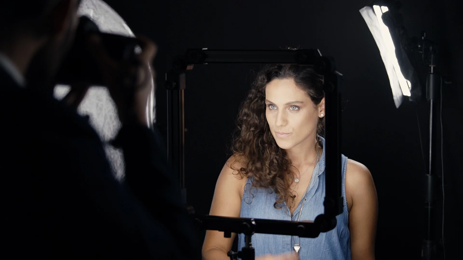 Spekular LED light bars link to each other using a hinged ABS connectors