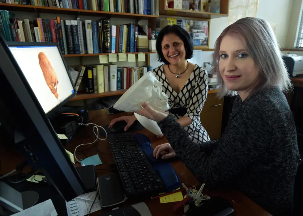 Stacey Gorski and Dr Varsha Pilbrow, with part of Meritamun’s 3D-printed skull