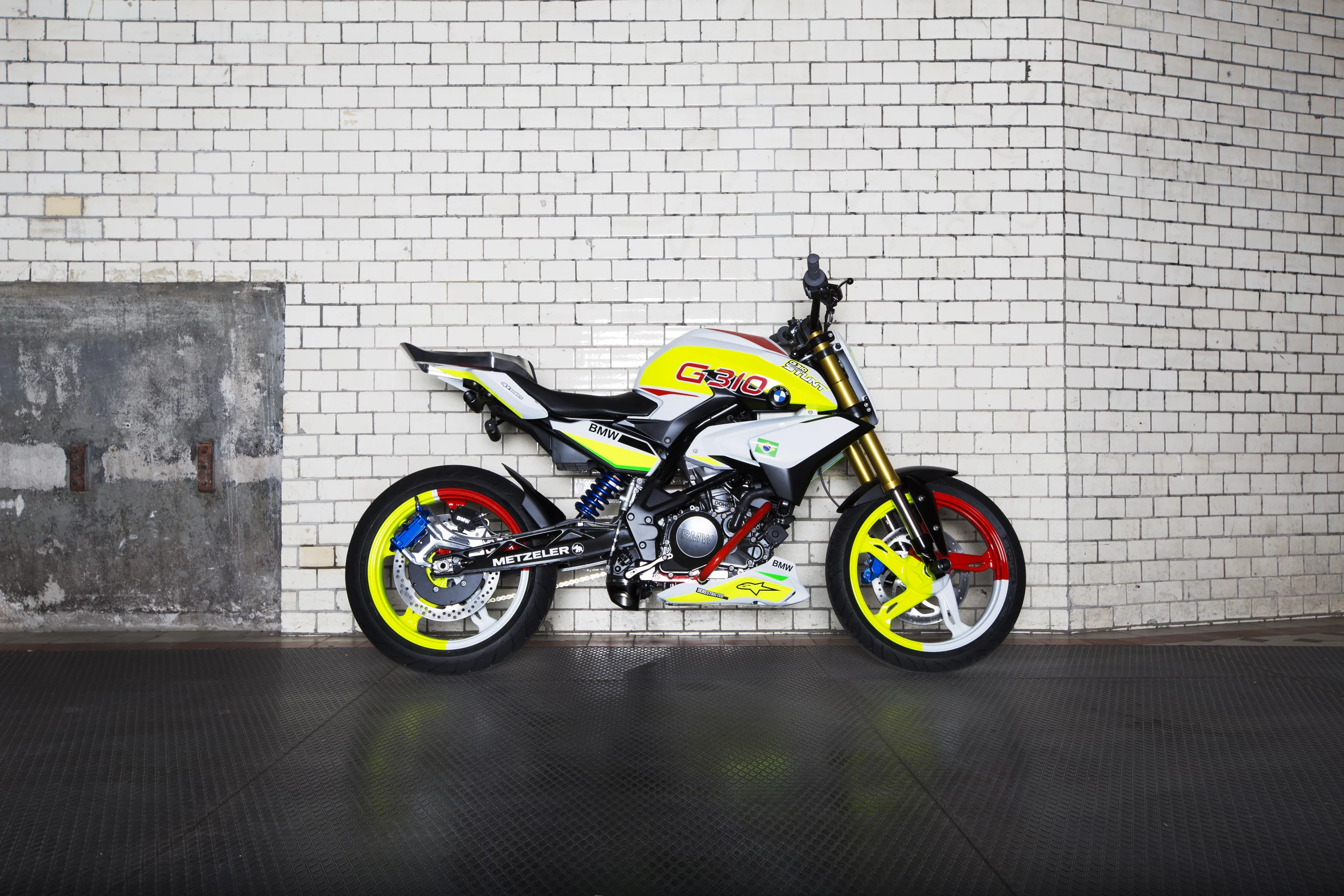 BMW Concept Stunt G 310: colour scheme brought to you by MC Hammer's wardrobe team