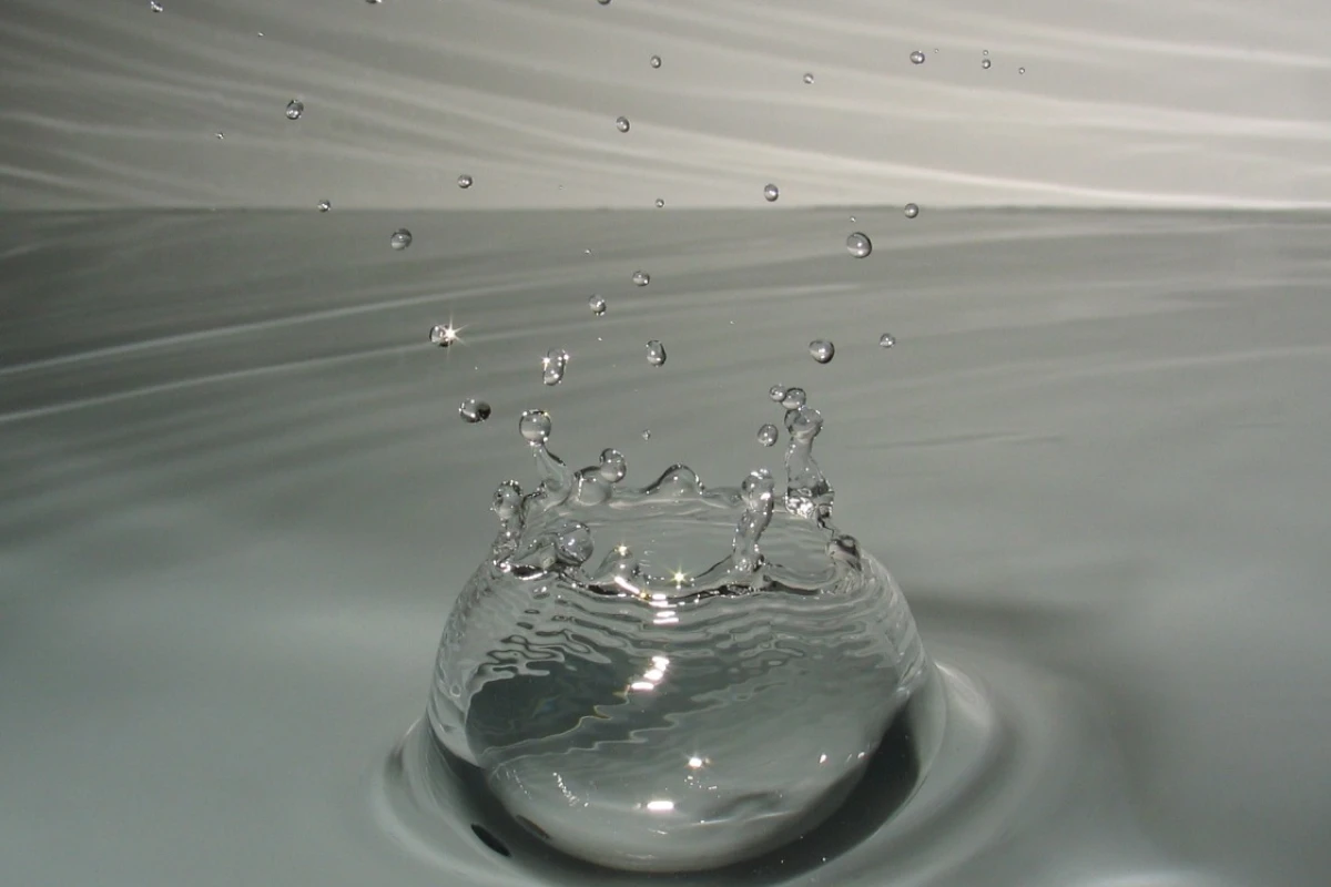 Scientists have gained a new insight into how water conducts electricity