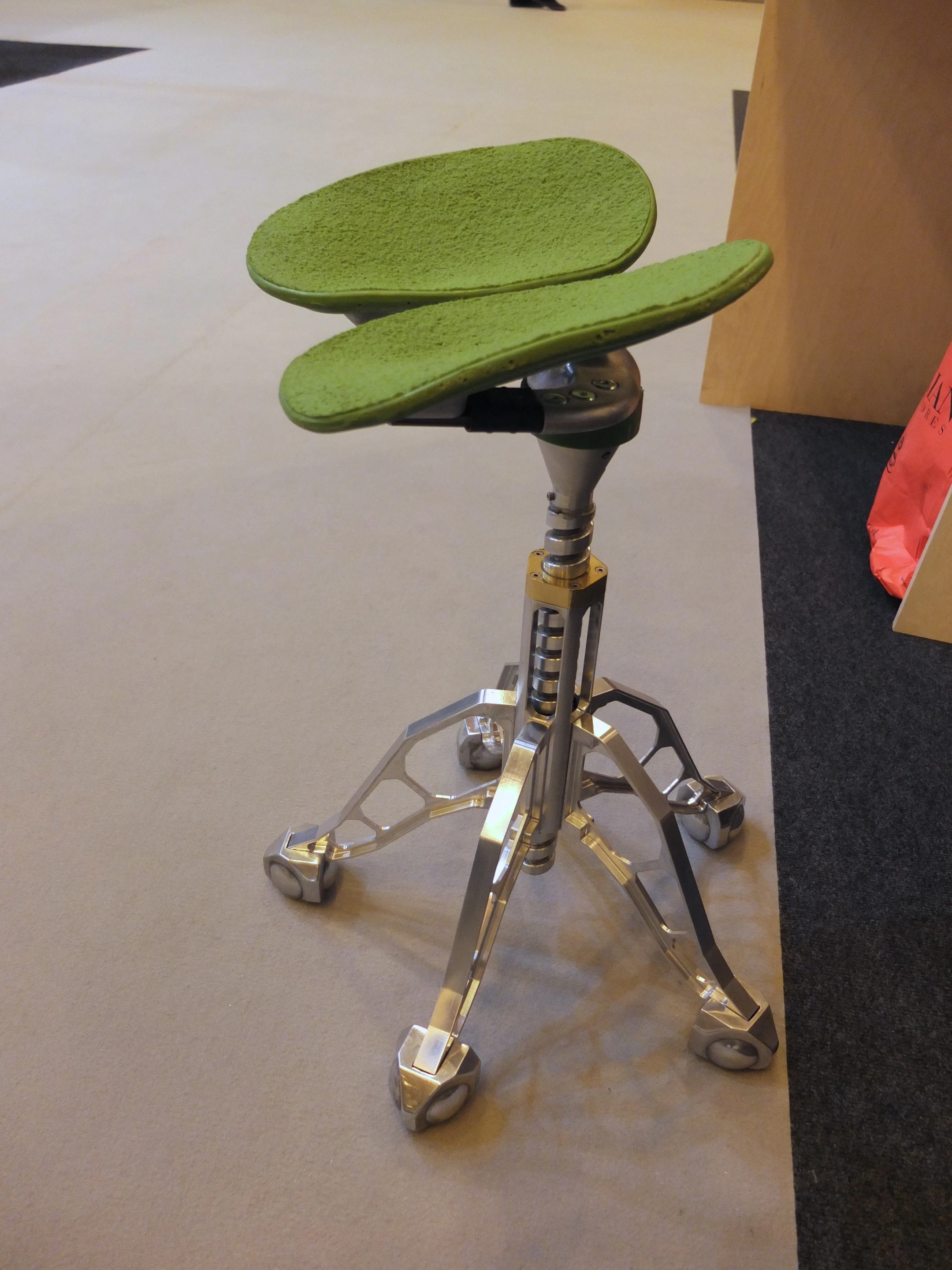A backless version of the FreedMan Chair we tried out at 100% Design (Photo: Gizmag)