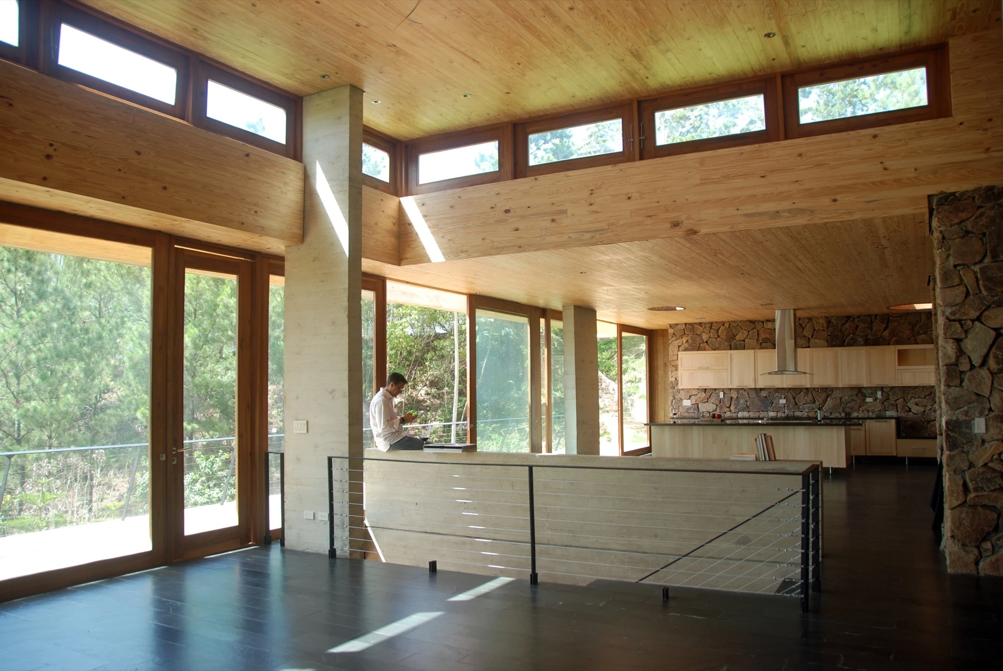 The home's rear sections come into direct contact with the hillside, so are naturally kept a constantly cool temperature by the huge volume of rock (Photo: Eduardo Abreu)