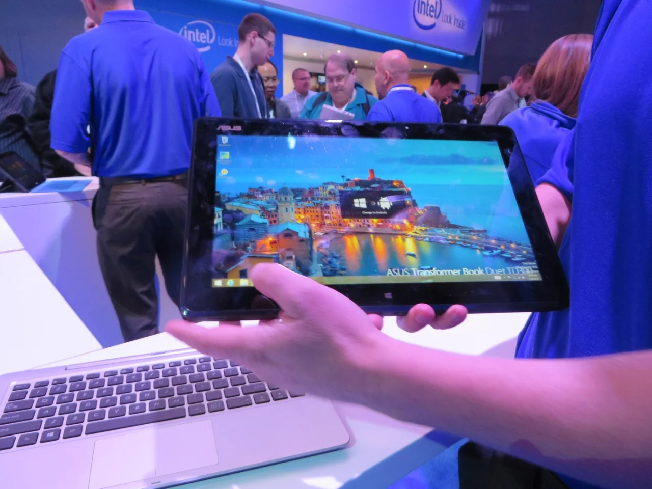 Tapping a small icon on the desktop tray switches to Android