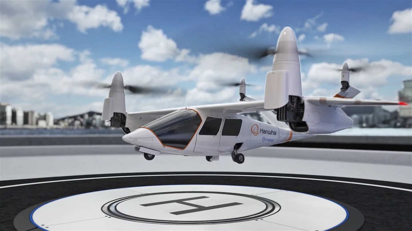 Overair's large rotors take roughly the exact opposite propulsion approach to Lilium's tiny ducted fans