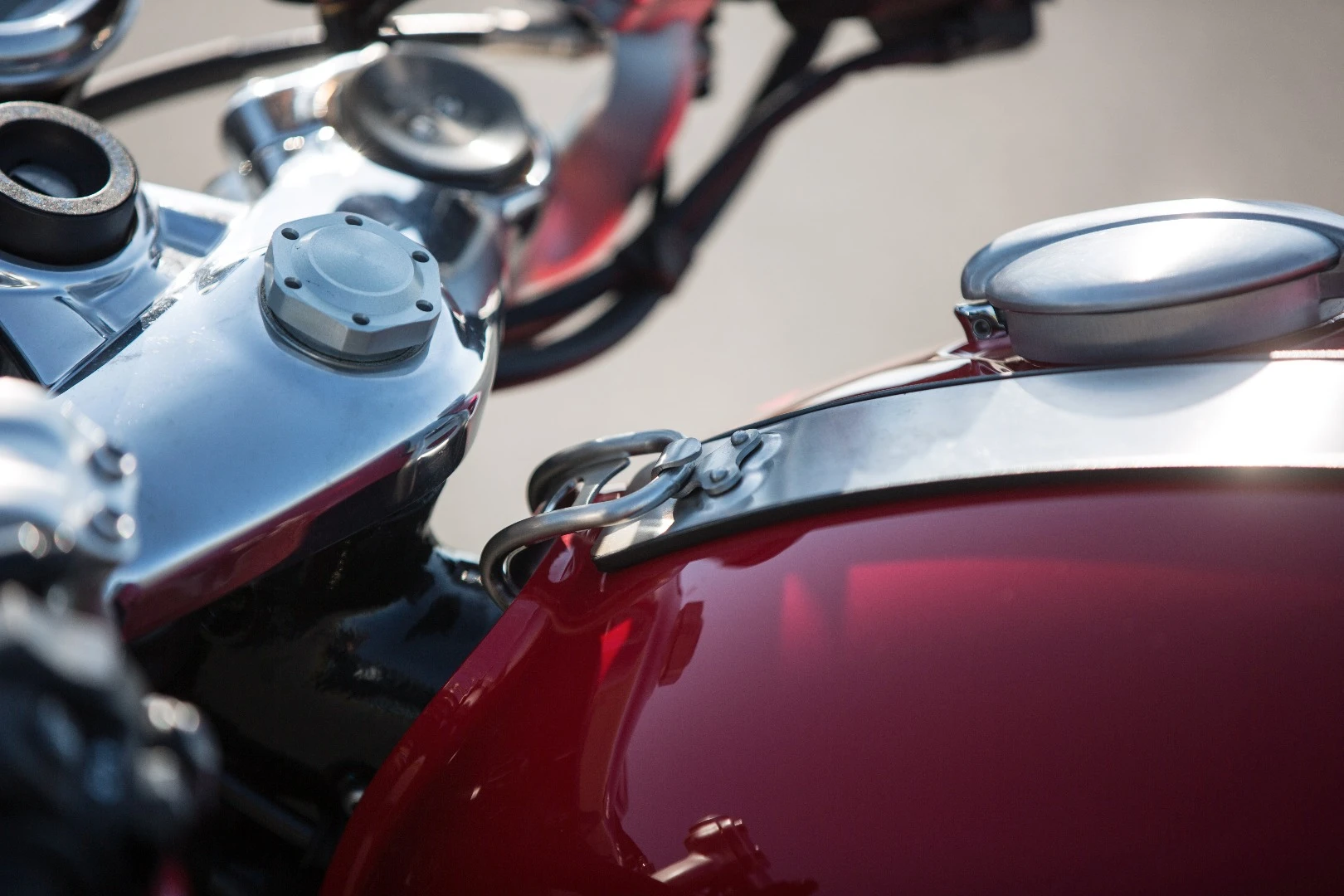 Triumph Thruxton R: classic styled metal tank strap