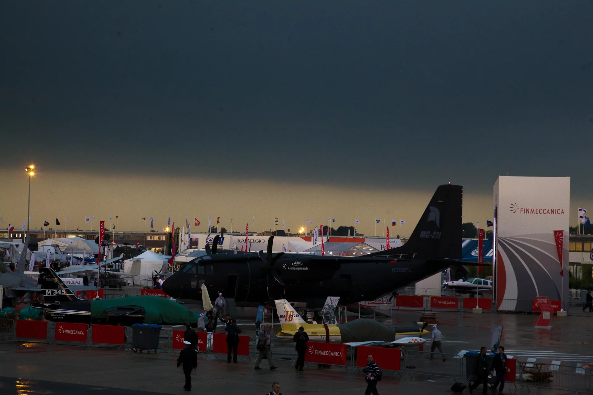 Things looked grim at 11 am on the opening day of the 2013 Paris Air Show, but thankfully the sunshine reappeared (Photo: Noel McKeegan/Gizmag)