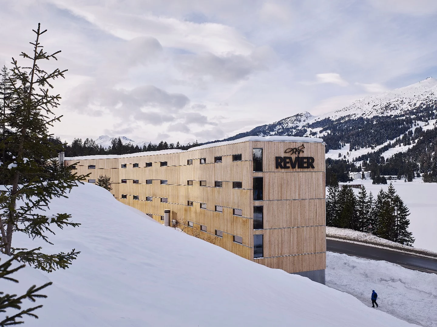 While the Revier Mountain Lodge is largely a wooden prefab structure, it does feature a metal facade on the lake-facing side