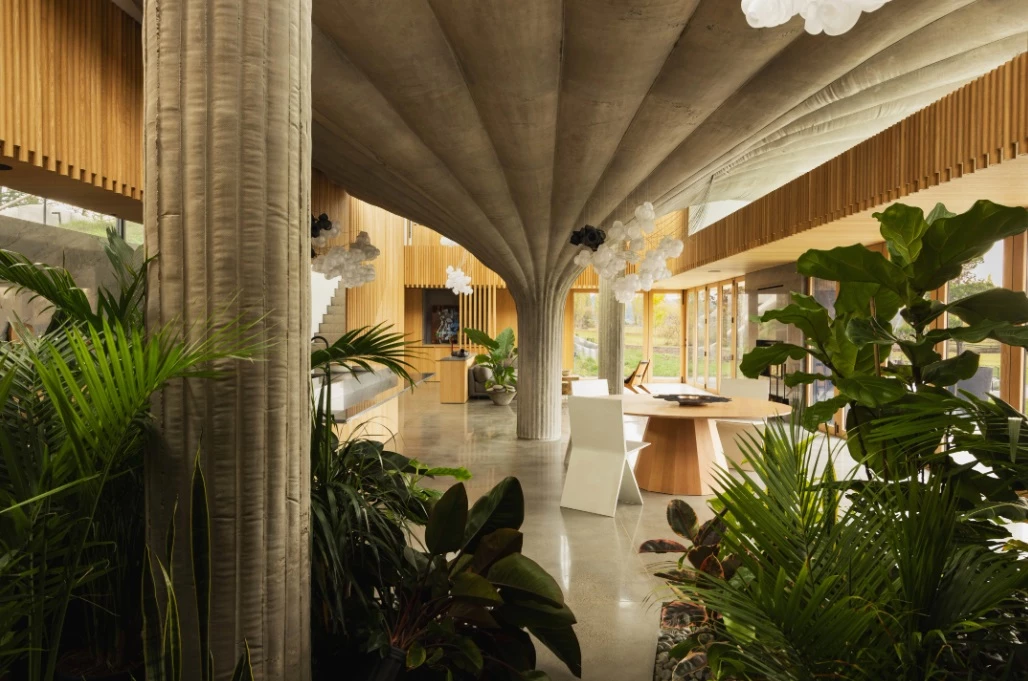 The living zones are divided into four double-height volumes