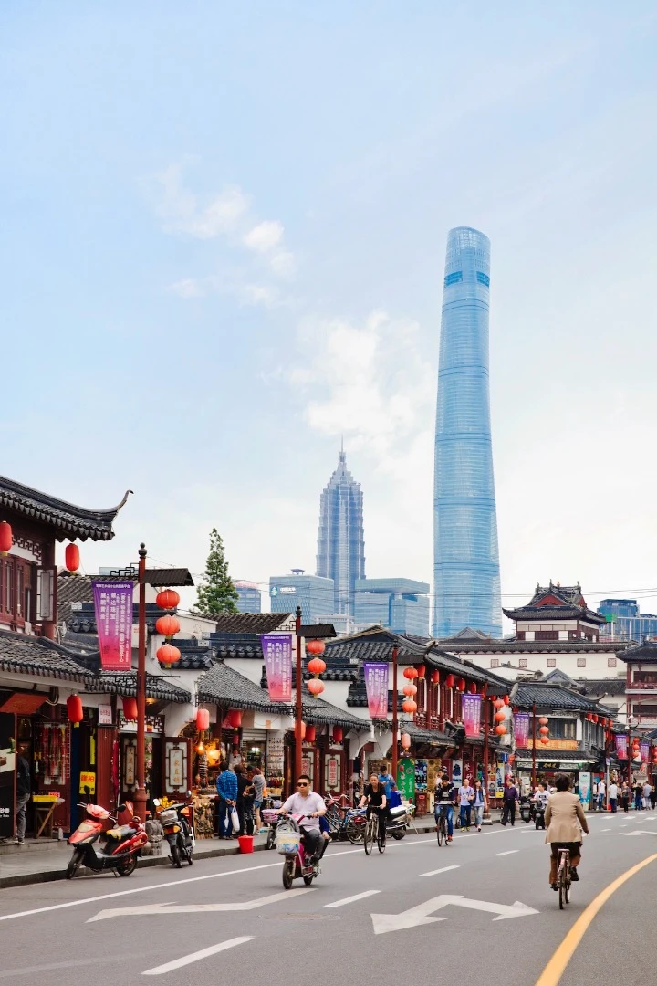 The Shanghai Tower has an elegant design that twists a full 120 degrees to mitigate the effects of punishing winds