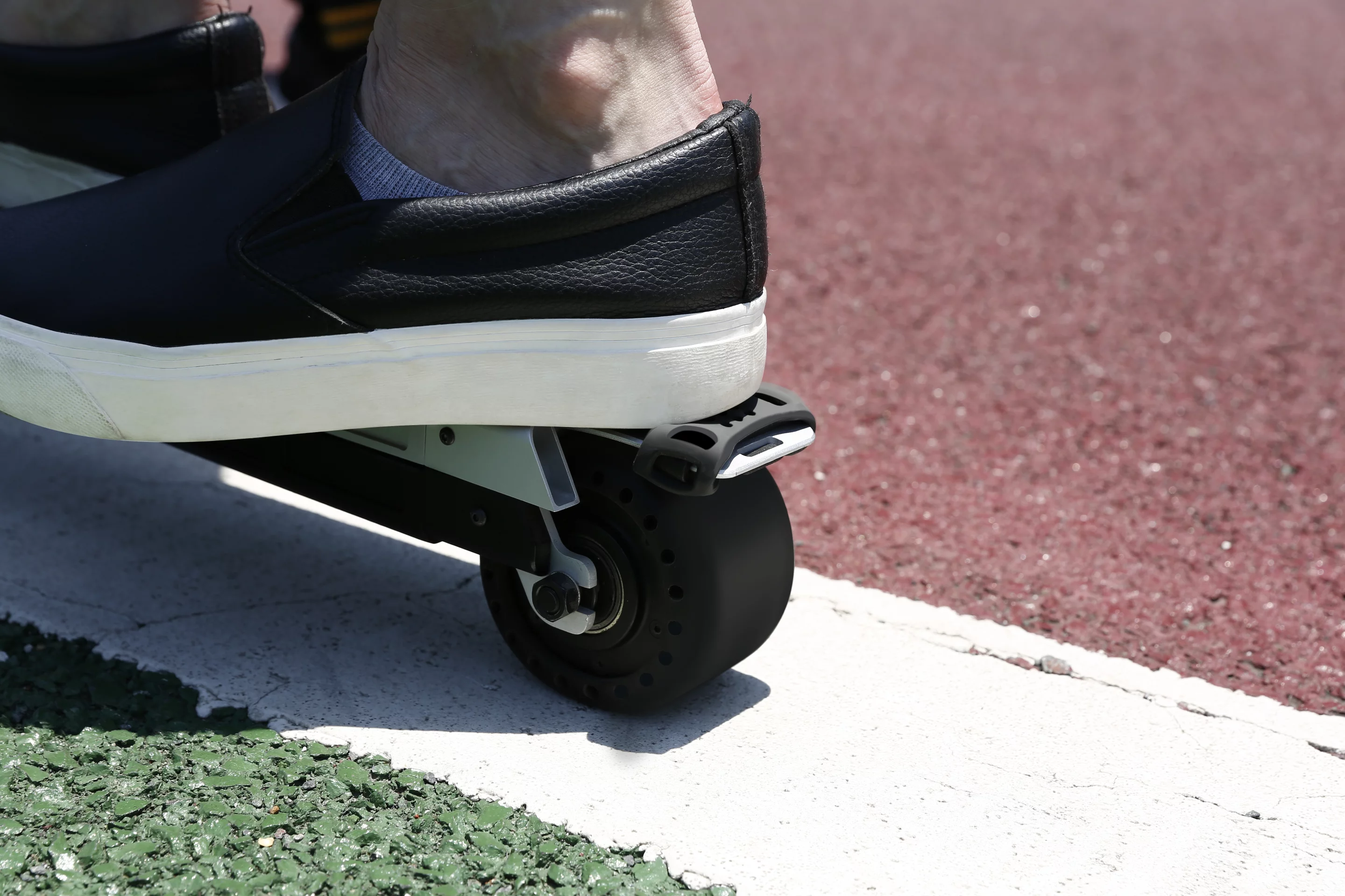 The electric kickscooter has both motor and mechanical braking