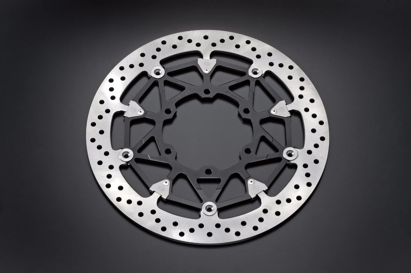 New 320 mm Brembo disks for the 2017 Suzuki GSX-R1000/R, in place of the 310 mm Sunstar disks of the current model