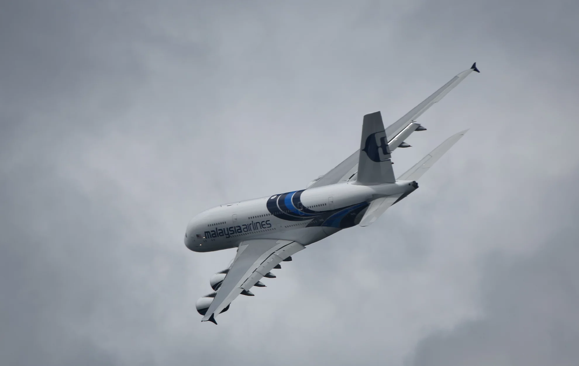 Malaysia Airlines A380 puts on a display at Farnborough (Photo: Gizmag)