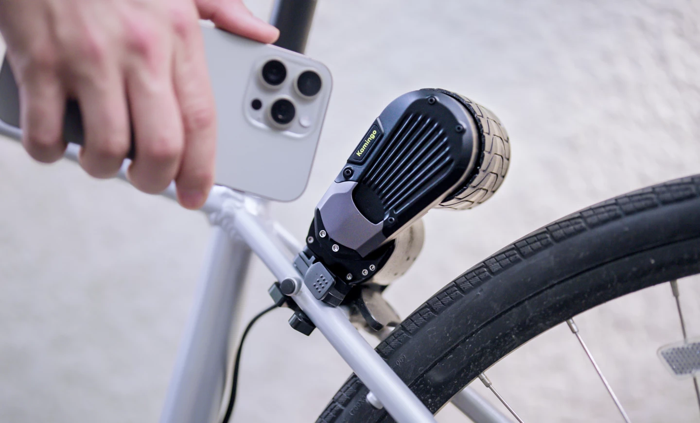 The motor pops up when the rider wants to pedal without power, while a Bluetooth-connected app locks it in place for better security when leaving the bike parked outside