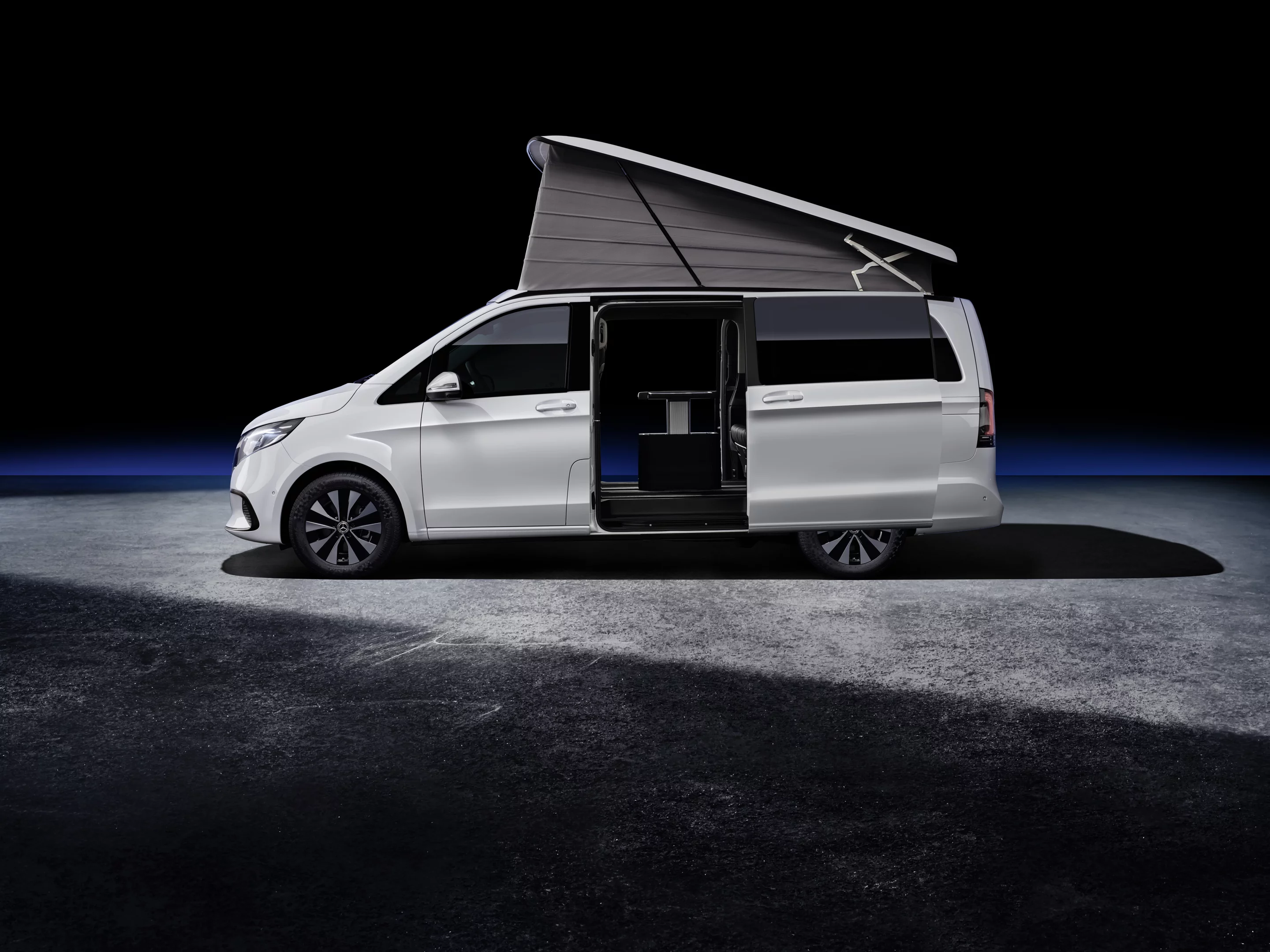 Mercedes rounds out the new V-Class lineup with the Marco Polo Horizon, the sleeper van of the lineup with pop-up roof and convertible bench/bed