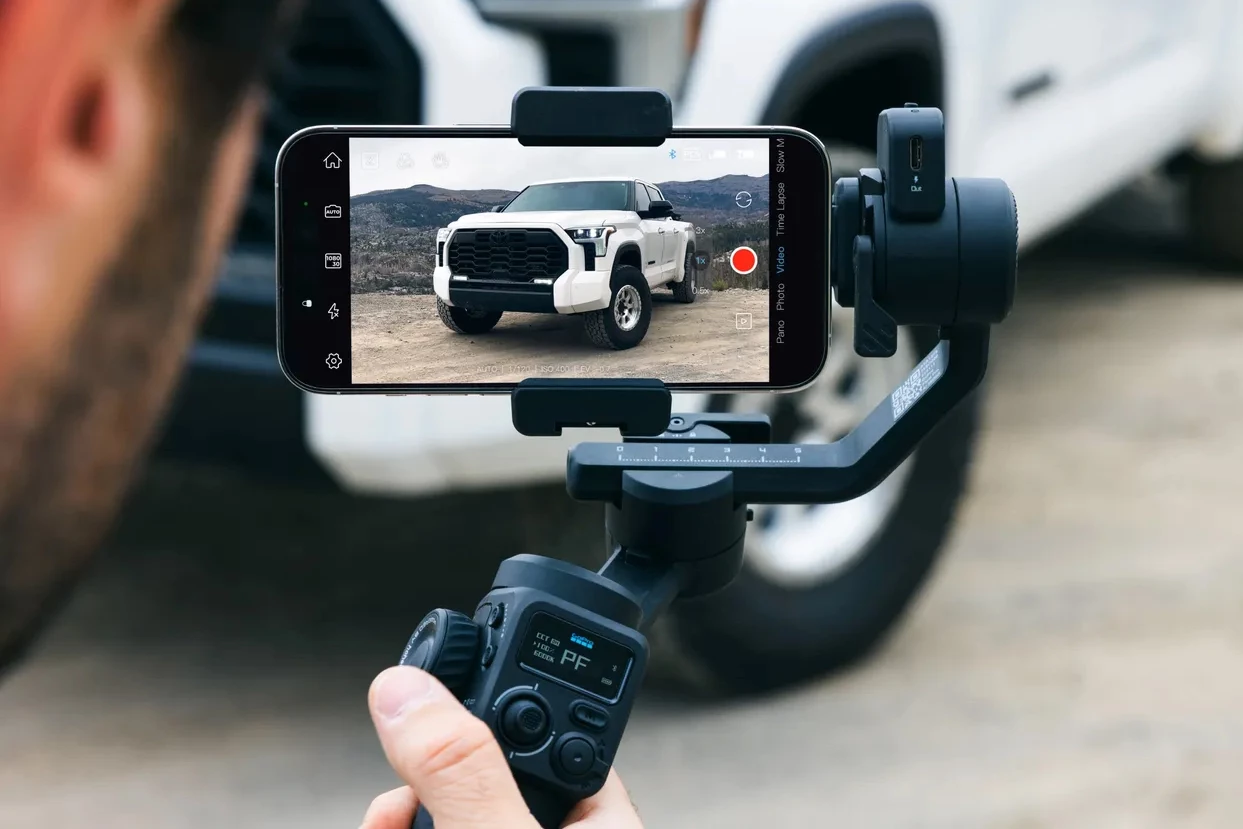 It's possible to wirelessly operate the smartphone camera's zoom, shutter and focus via the Fluid Pro's controls