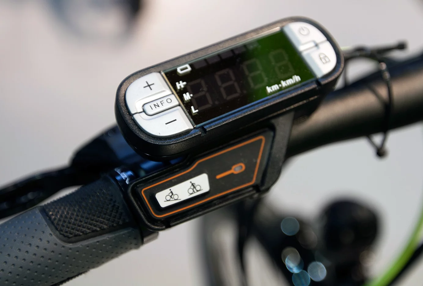 The LED control unit displays key information including battery charge level, speed, distance traveled and remaining range